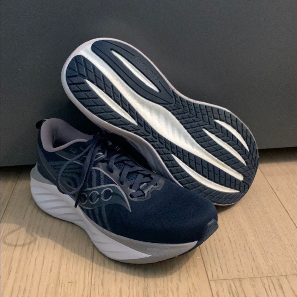 LIKE NEW Saucony Triumph 22 |  Women’s US 8.5 / EU 40